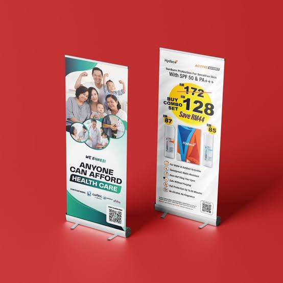 X-Banners vs roll-up banners: choose the display that fits your setting